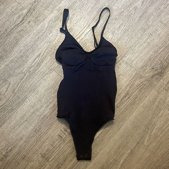 SKIMS SEAMLESS SCULPT THONG BODYSUIT - S/M - Picture 6 of 7